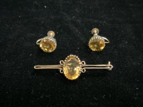 A VINTAGE GOLD AND GEM SET EARRING AND BROOCH SET, EARRINGS WITH CIRCULAR STONE, THE SCREW BACK