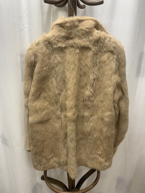 A LIGHT CREAM FULLY LINED FUR JACKET WITH THREE FUR HATS AND A LONG DARK-BROWN STOLE - Image 10 of 10