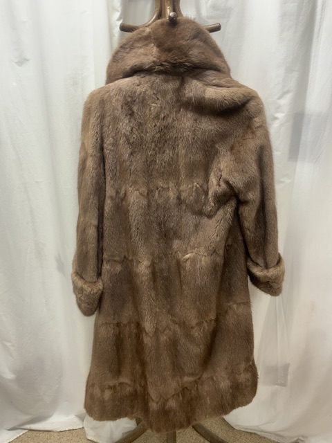 A MID-LENGTH BEIGE FUR COAT, FULLY LINED UK SIZE 10 WITH A LIGHT BROWN FUR WRAP BY A.BONTON FURRIERS - Image 11 of 12