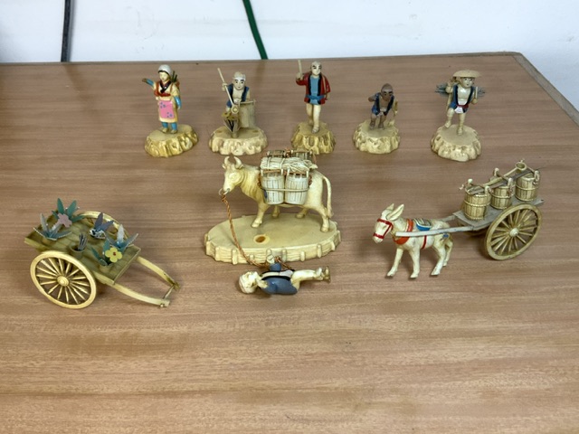 VINTAGE PLASTIC CHINESE FIGURES AND CARTS - Image 3 of 5