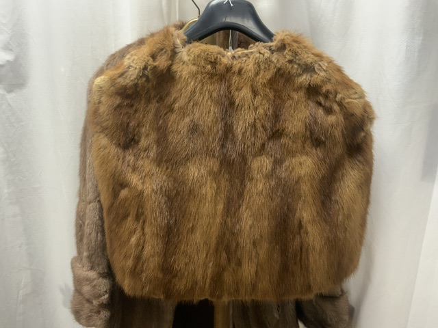 A MID-LENGTH BEIGE FUR COAT, FULLY LINED UK SIZE 10 WITH A LIGHT BROWN FUR WRAP BY A.BONTON FURRIERS - Image 8 of 12