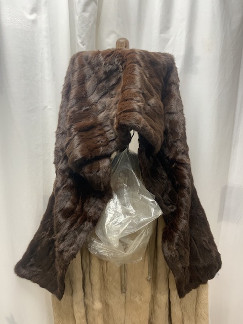 A LIGHT CREAM FULLY LINED FUR JACKET WITH THREE FUR HATS AND A LONG DARK-BROWN STOLE - Image 2 of 10