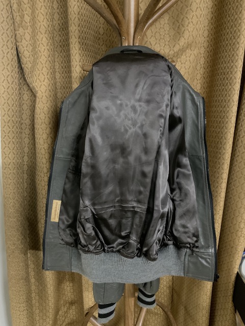 MEN'S SMALL GREY LEATHER JACKET. - Image 2 of 4