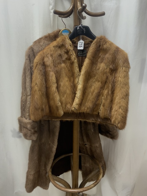 A MID-LENGTH BEIGE FUR COAT, FULLY LINED UK SIZE 10 WITH A LIGHT BROWN FUR WRAP BY A.BONTON FURRIERS - Image 5 of 12