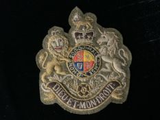 A VINTAGE MILITARY ROYAL COAT OF ARMS CLOTH BADGE, EMBROIDERED WITH THE CREST AND MOTTO, LENGTH