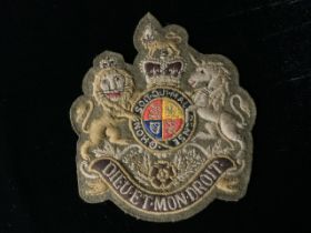 A VINTAGE MILITARY ROYAL COAT OF ARMS CLOTH BADGE, EMBROIDERED WITH THE CREST AND MOTTO, LENGTH