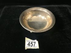 A STERLING SILVER SUGAR BOWL, BY ROBERTS & BELK, SHEFFIELD 1945, REEDED BORDER, ON THREE BALL