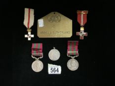 A QUANTITY OF MEDALS AND A BRASS ARGYLL & SUTHERLAND HIGHLANDERS BED / DUTY FOOT PLATE, MEDALS