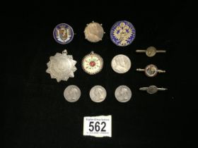 A QUANTITY OF COMMEMORATIVE COINS, MEDALS AND BADGES, INCLUDING VICTORIAN, EDWARD VII, TWO