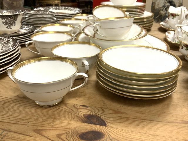 COALPORT PART DINNER SERVICE THIRTY-FOUR PIECES - Image 3 of 6