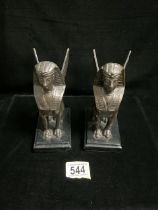 A PAIR OF BRONZE WINGED SPHYNX STATUES, ON RECTANGULAR BLACK MARBLE BASES, HEIGHT 17CM