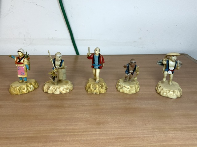 VINTAGE PLASTIC CHINESE FIGURES AND CARTS - Image 4 of 5