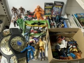 MAINLY MIXED PLASTIC TOY FIGURES INCLUDES BATMAN, BRAVESTARR MARSHAL, TERMINATOR 2 POWER ARM, JOHN