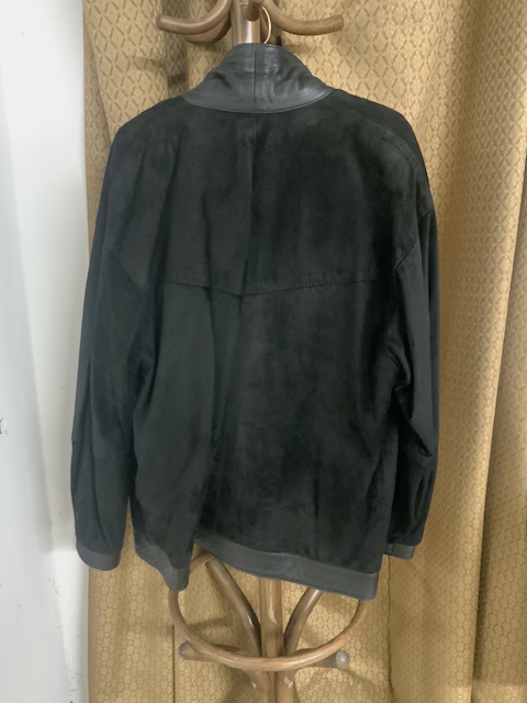 A BLACK SUEDE AND REAL LEATHER LINED JACKET MADE IN UK, SIZE MEDIUM - Image 4 of 4