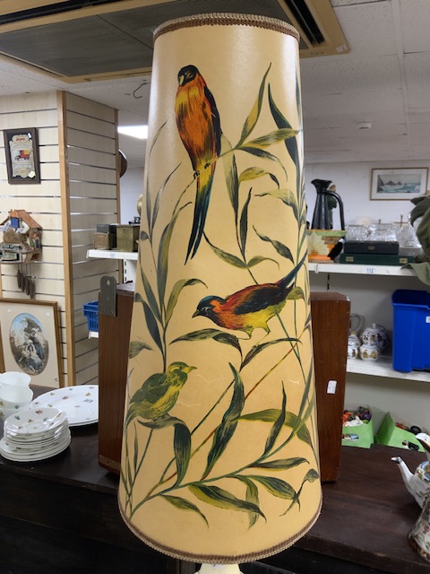 MID-CENTURY TABLE LAMP WITH SHADE DECORATED WITH BIRDS AND LEAVES 93CM - Image 2 of 4