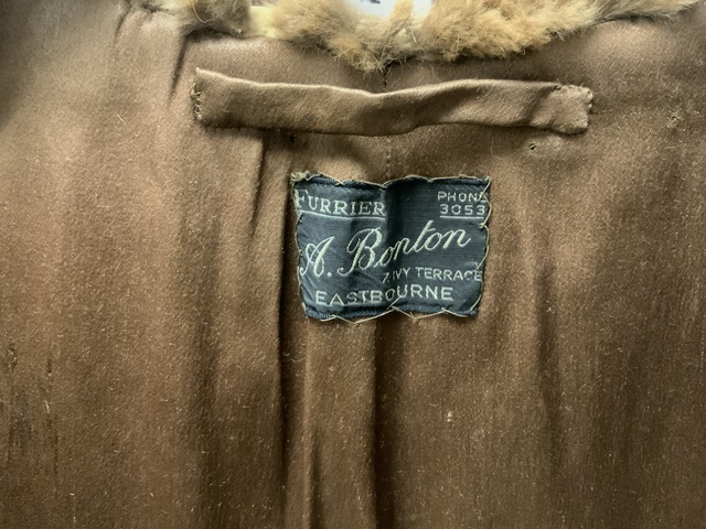 A MID-LENGTH BEIGE FUR COAT, FULLY LINED UK SIZE 10 WITH A LIGHT BROWN FUR WRAP BY A.BONTON FURRIERS - Image 7 of 12