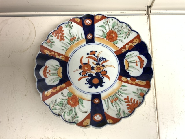 MIXED ORIENTAL ITEMS INCLUDES EARLY SCOLLOPED SHAPED IMARI WALL PLATE, MUD MEN AND MORE - Image 4 of 7