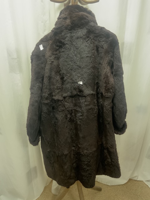 A DARK BROWN FULL-LENGTH, FULLY LINED FUR COAT BY MARTINS OF LONDON, UK SIZE 18-20 (LINING A/F) - Image 6 of 6