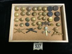 QUANTITY OF MILITARY BUTTONS, CAP BADGES AND COLLAR DISCS