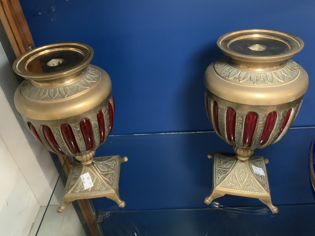 TWO BRASS AND CRANBERRY CONTAINERS WITH A CERAMIC OIL LAMP LARGEST; 40CM - Image 5 of 5