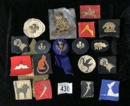 A QUANTITY OF MILITARY CLOTH AND METAL BADGES, INCLUDING; 7TH ARMOURED DIVISION 'DESERT RAT', 17TH