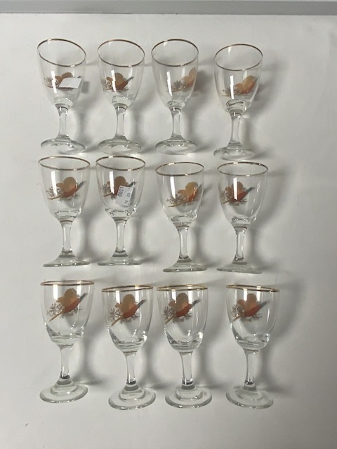 TWELVE VINTAGE SHERRY GLASSES; GILDED AND DECORATED WITH PHEASANTS IN FLIGHT - Image 4 of 4