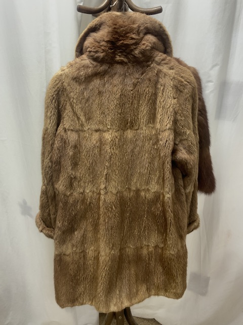 A MID-LENGTH BEIGE FUR COAT, FULLY LINED UK SIZE 10 WITH A LIGHT BROWN FUR WRAP BY A.BONTON FURRIERS - Image 4 of 12