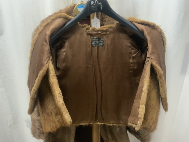 A MID-LENGTH BEIGE FUR COAT, FULLY LINED UK SIZE 10 WITH A LIGHT BROWN FUR WRAP BY A.BONTON FURRIERS - Image 6 of 12