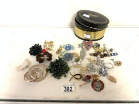 THIRTY EIGHT VINTAGE BROOCHES