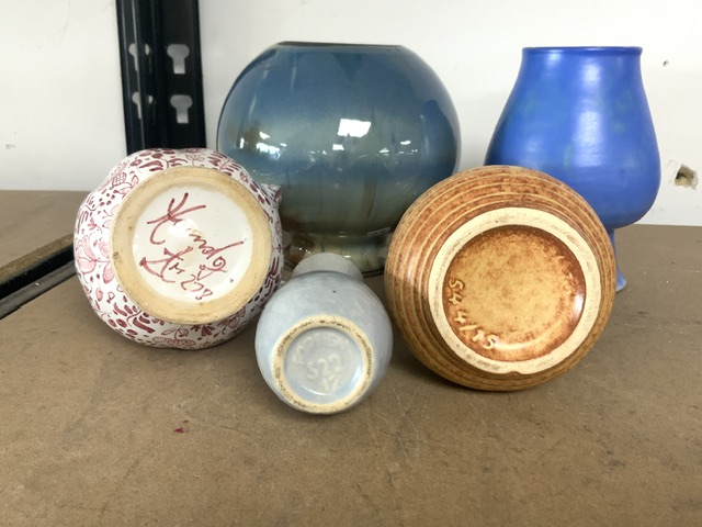 MIXED ART POTTERY INCLUDES NITTSJO SWEDEN PLATE, WEDGWOOD JASPERWARE AND MORE - Image 9 of 10