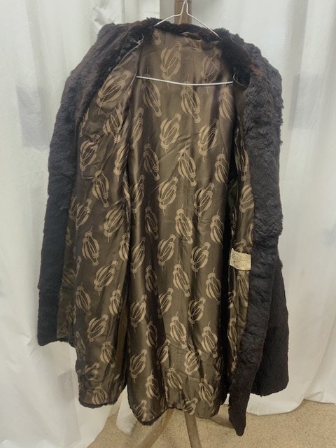 A DARK BROWN FULL-LENGTH, FULLY LINED FUR COAT BY MARTINS OF LONDON, UK SIZE 18-20 (LINING A/F) - Image 2 of 6