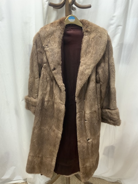 A MID-LENGTH BEIGE FUR COAT, FULLY LINED UK SIZE 10 WITH A LIGHT BROWN FUR WRAP BY A.BONTON FURRIERS - Image 9 of 12