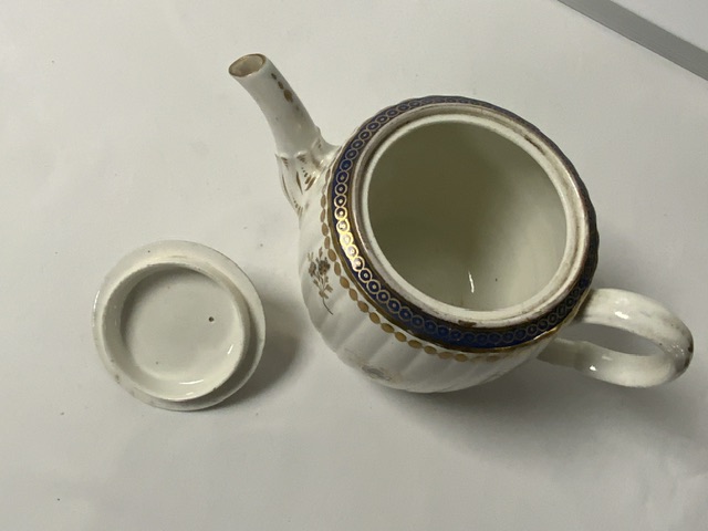 18TH CENTURY ENGLISH PORCELAIN CIRCULAR RIBBED TEAPOT, WITH A SPARROWBEAK CREAM JUG, TWO CUPS AND - Image 12 of 13