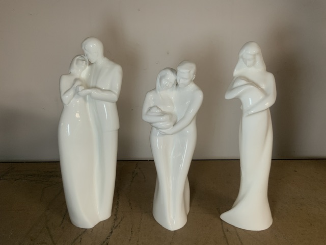 FOUR PORCELAIN ROYAL DOULTON FIGURES INCLUDES MOTHER AND CHILD (HN 3938) ONE MOMENTS BY COALPORT ( - Image 4 of 5