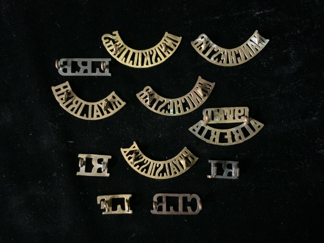 A QUANTITY OF MILITARY METAL SHOULDER TITLES; INCLUDING ROYAL IRISH, INNISKILLING, MANCHESTER AND - Image 2 of 3