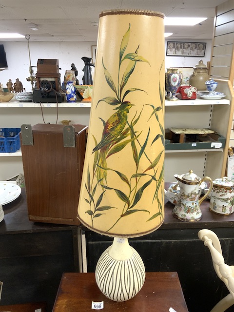 MID-CENTURY TABLE LAMP WITH SHADE DECORATED WITH BIRDS AND LEAVES 93CM