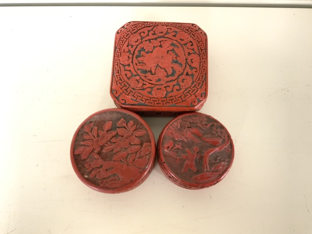 THREE CARVED CHINESE CINNABAR LIDDED POTS LARGEST 9.5CM - Image 2 of 4