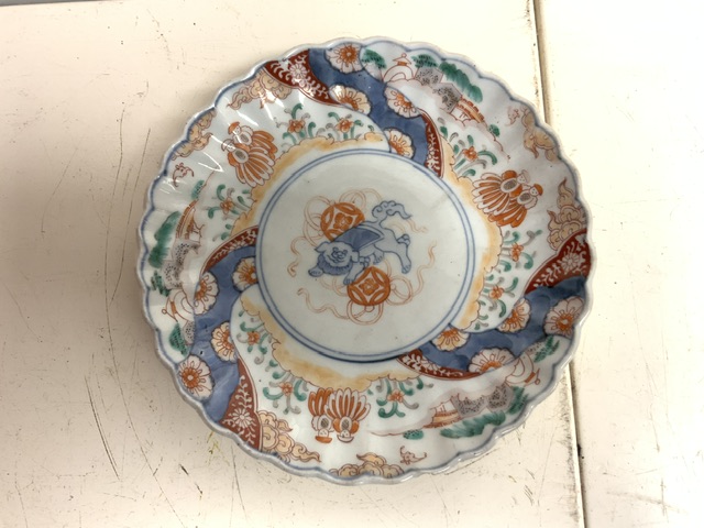 MIXED ORIENTAL ITEMS INCLUDES EARLY SCOLLOPED SHAPED IMARI WALL PLATE, MUD MEN AND MORE - Image 6 of 7