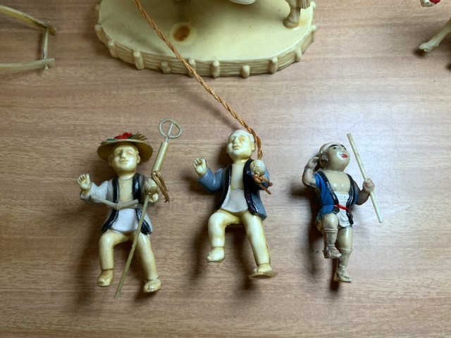 VINTAGE PLASTIC CHINESE FIGURES AND CARTS - Image 2 of 5