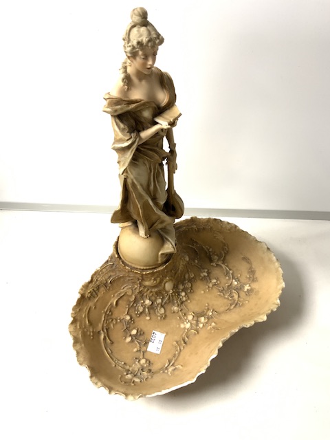 FURN WEIN OF AUSTRIA PORCELAIN CENTREPIECE OF A CLASSICAL FIGURE OF A LADY READING ABOVE A SHELL A/F - Image 3 of 6