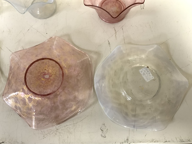 VASELINE GLASS GLASS BOWLS WITH SAUCERS AND PINK GLASS WITH GOLD FLECK - Image 4 of 7