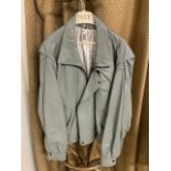 MEN'S PALE GREY LEATHER JACKET. SIZE 40.