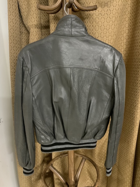 MEN'S SMALL GREY LEATHER JACKET. - Image 4 of 4