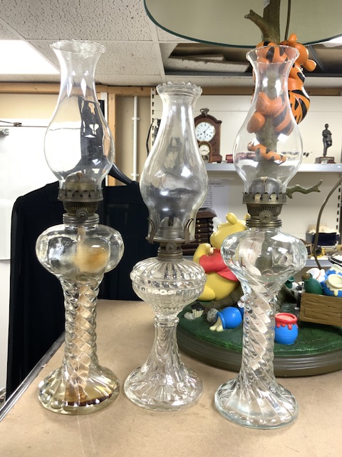 MIXED VINTAGE CUT GLASS OIL LAMPS AND MORE - Image 4 of 6