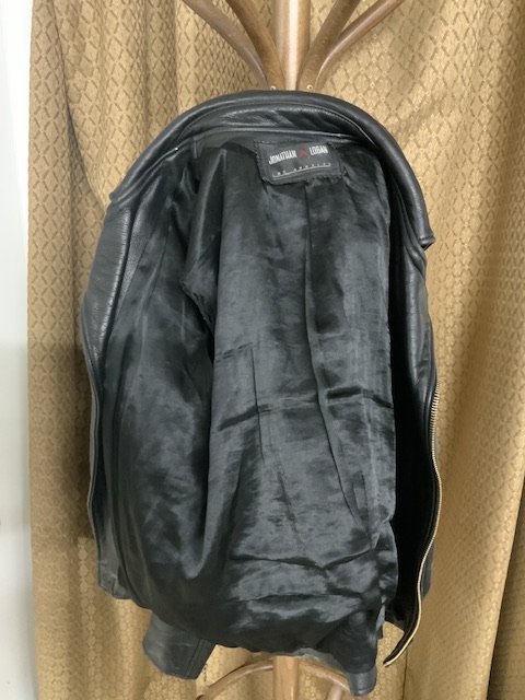 BLACK LEATHER JACKET BY JONATHAN A LOGAN. SIZE 8 - 10. DAMGE TO SLEEVE LINING A/F. - Image 2 of 4