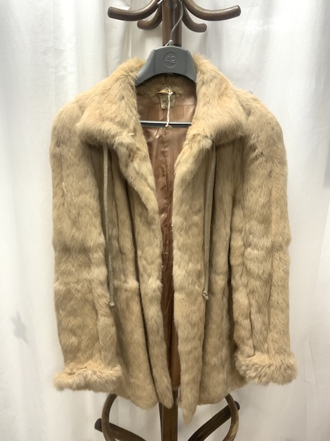 A LIGHT CREAM FULLY LINED FUR JACKET WITH THREE FUR HATS AND A LONG DARK-BROWN STOLE - Image 6 of 10