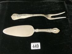 A STERLING SILVER HANDLED PASTRY SLICE, DECORATIVE FLORAL HANDLE AND A CONTINENTAL KINGS PATTERN