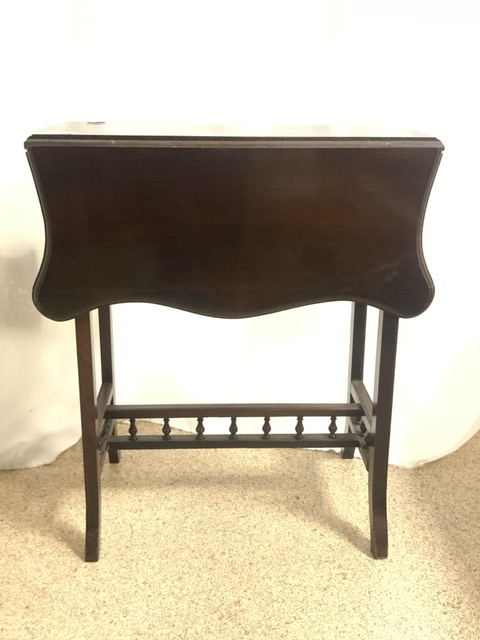 SMALL VINTAGE DROP LEAF TABLE IN MAHOGANY WITH A GALLEY RAIL STRETCHER - Image 3 of 4