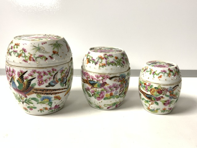 IMARI PORCELAIN FLARED RIM VASE, 30CM (RIM CHIP) SET OF THREE GRADUATED CANTON BARREL SHAPED BOXES - Image 3 of 13