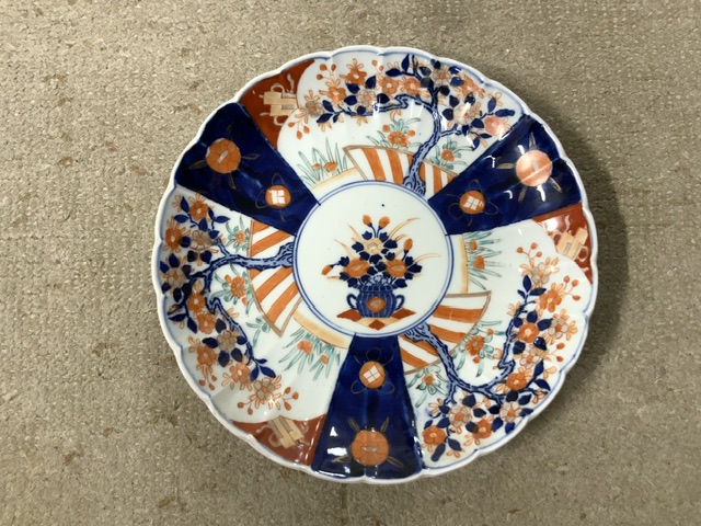 19TH CENTURY CHINESE EXPORT PLATE WITH A 19TH CENTURY IMARI PLATE - Image 2 of 7